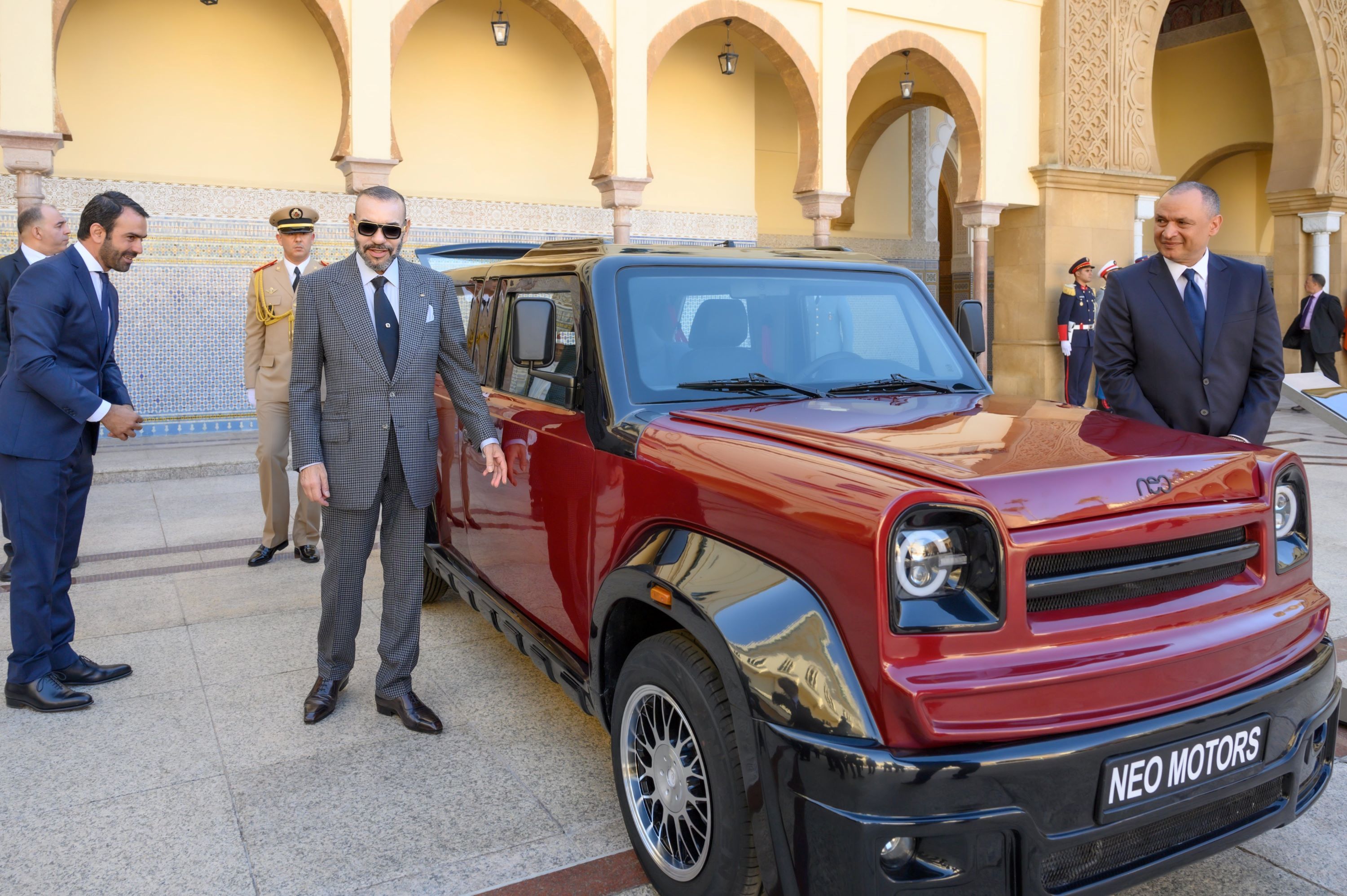 SM le Roi avec véhicule made in Morocco Neo