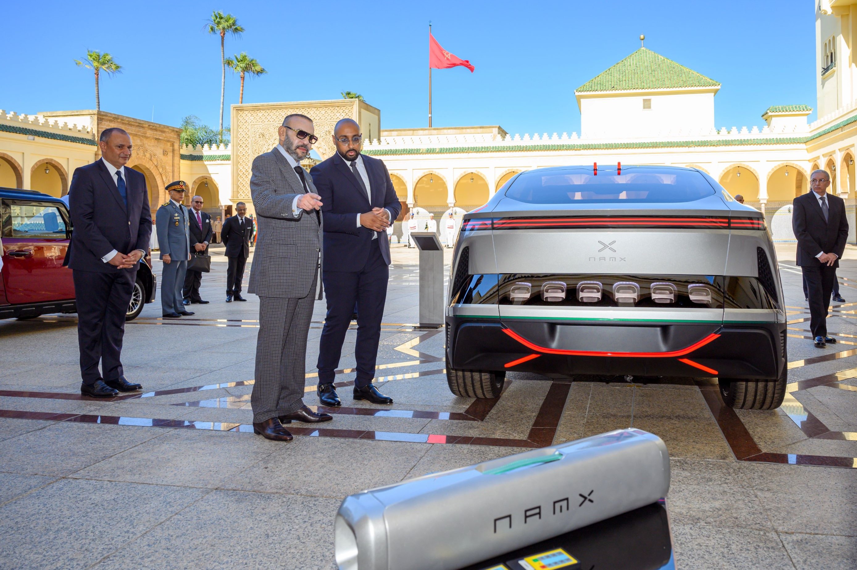  SM le Roi avec véhicule made in Morocco NAmiX
