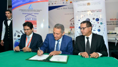 Cérémonie de signature des 5 contrats de performance relatifs aux écosystèmes automobile à Tanger, le 29 octobre 2014